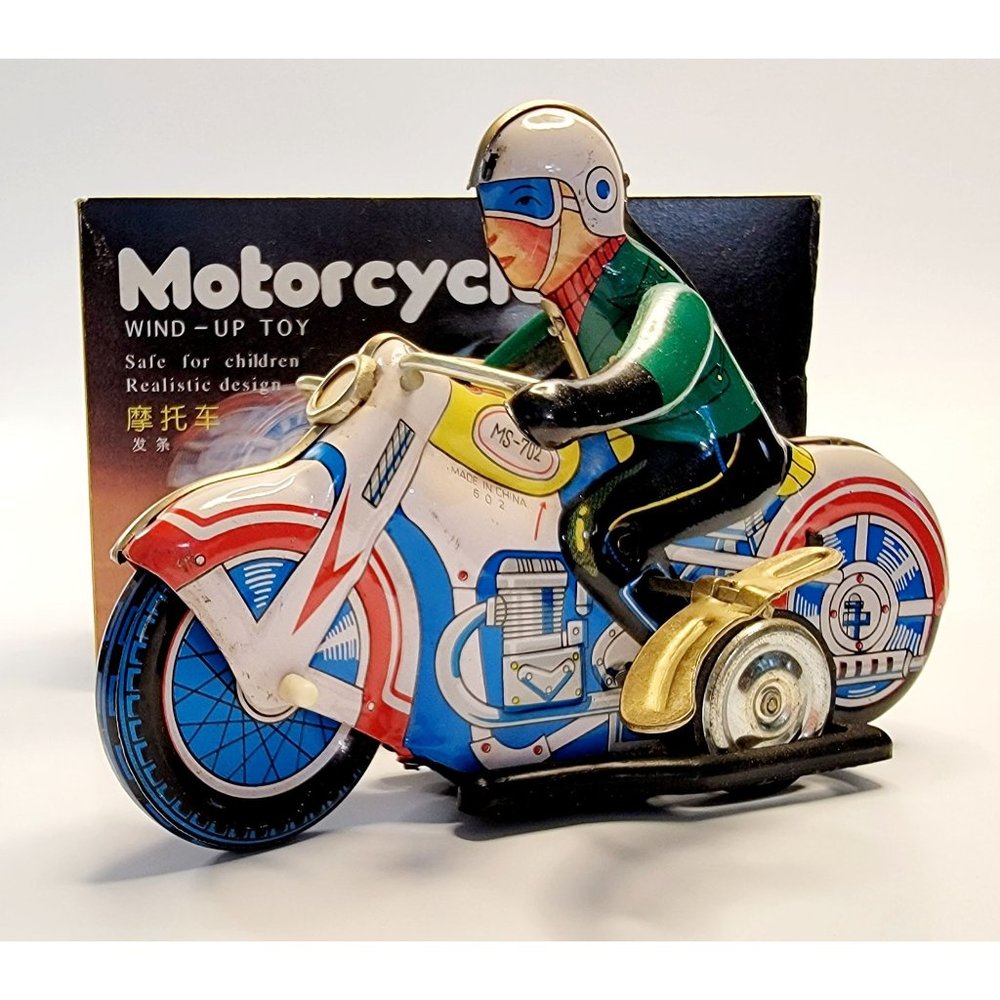 VINTAGE METAL KING WIND UP TIN TOY MOTORCYCLE WITH RIDER